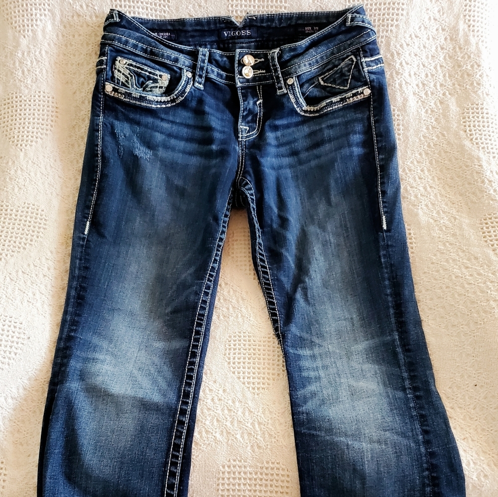 Women's Vigoss size 7/8 dark denim distressed jeans. The Chelsea bootcut.